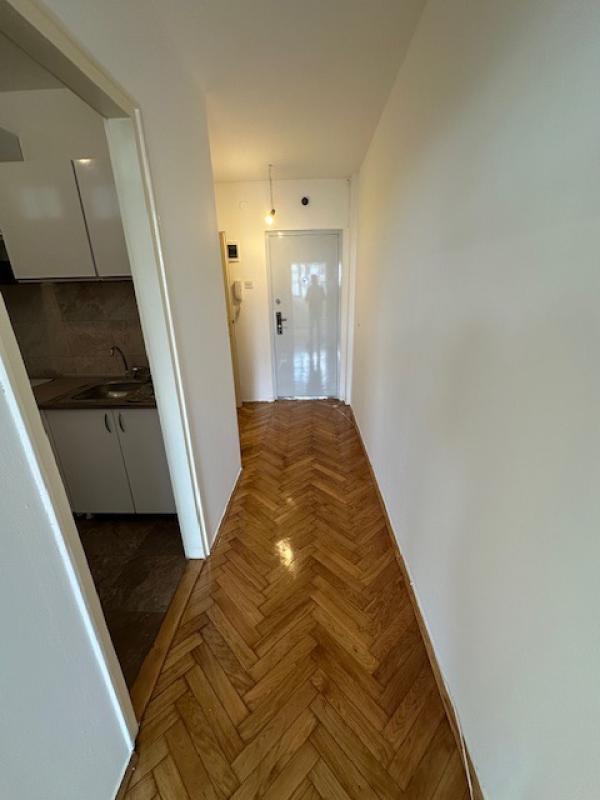 Novi Beograd-Odlicna lokacija-33m2-Uknjižen ID#2954