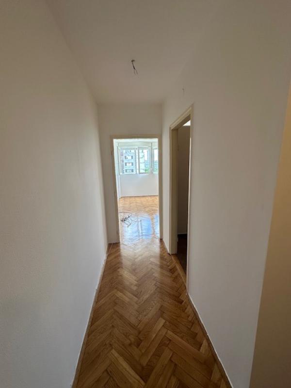 Novi Beograd-Odlicna lokacija-33m2-Uknjižen ID#2954