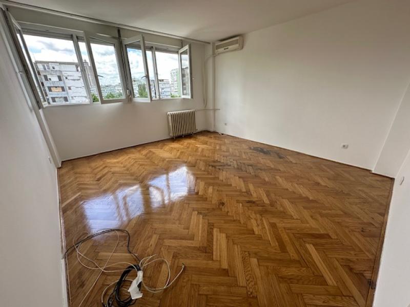 Novi Beograd-Odlicna lokacija-33m2-Uknjižen ID#2954