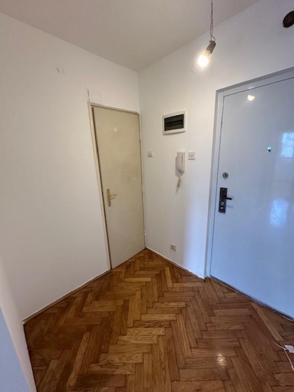 Novi Beograd-Odlicna lokacija-33m2-Uknjižen ID#2954