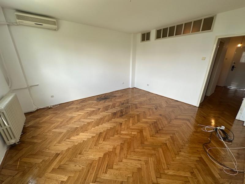 Novi Beograd-Odlicna lokacija-33m2-Uknjižen ID#2954
